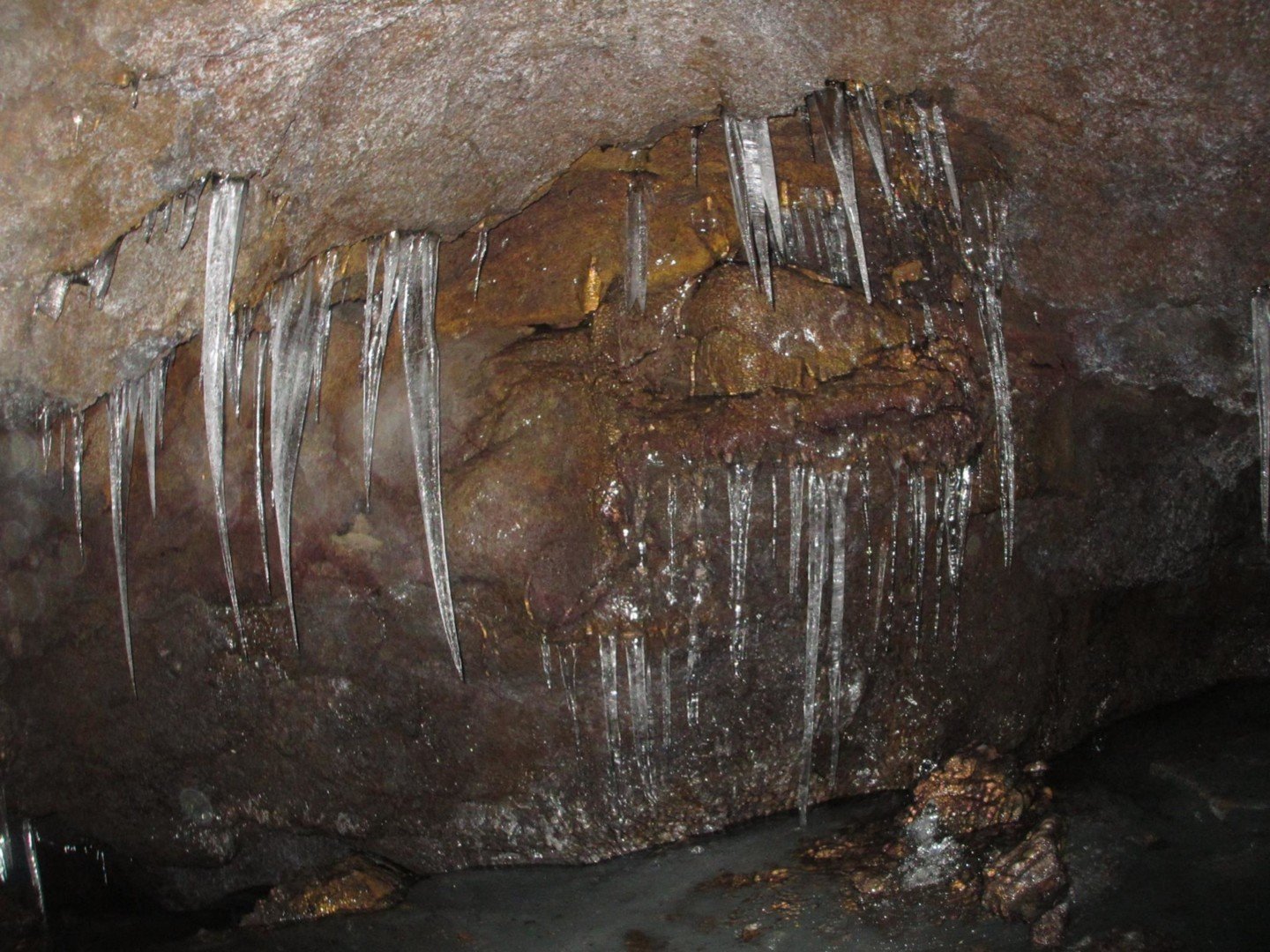 Pareti interne della Grotta ricoperte dal ghiaccio